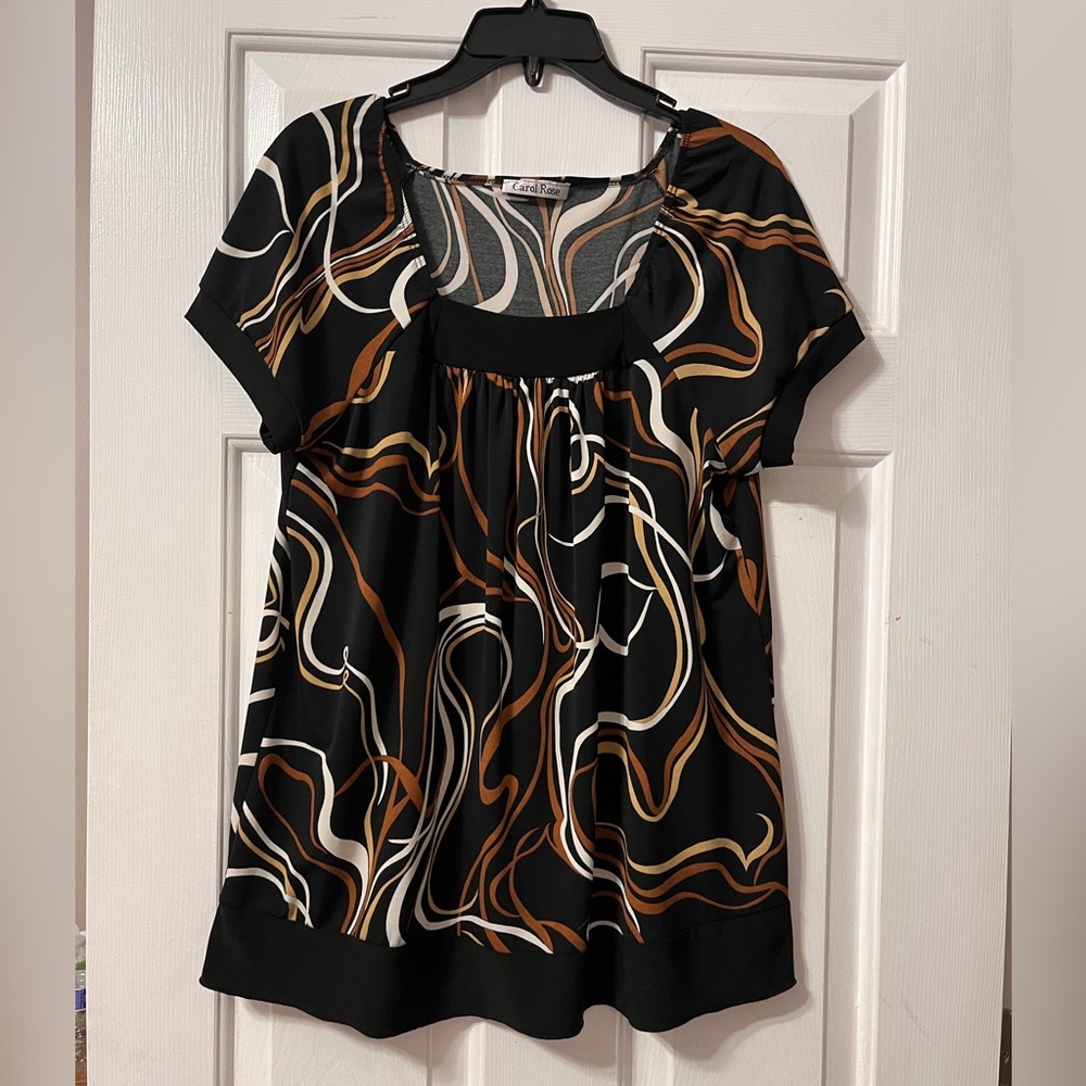 Ladies Black Top with Brown and White Waves print. Short Sleeves